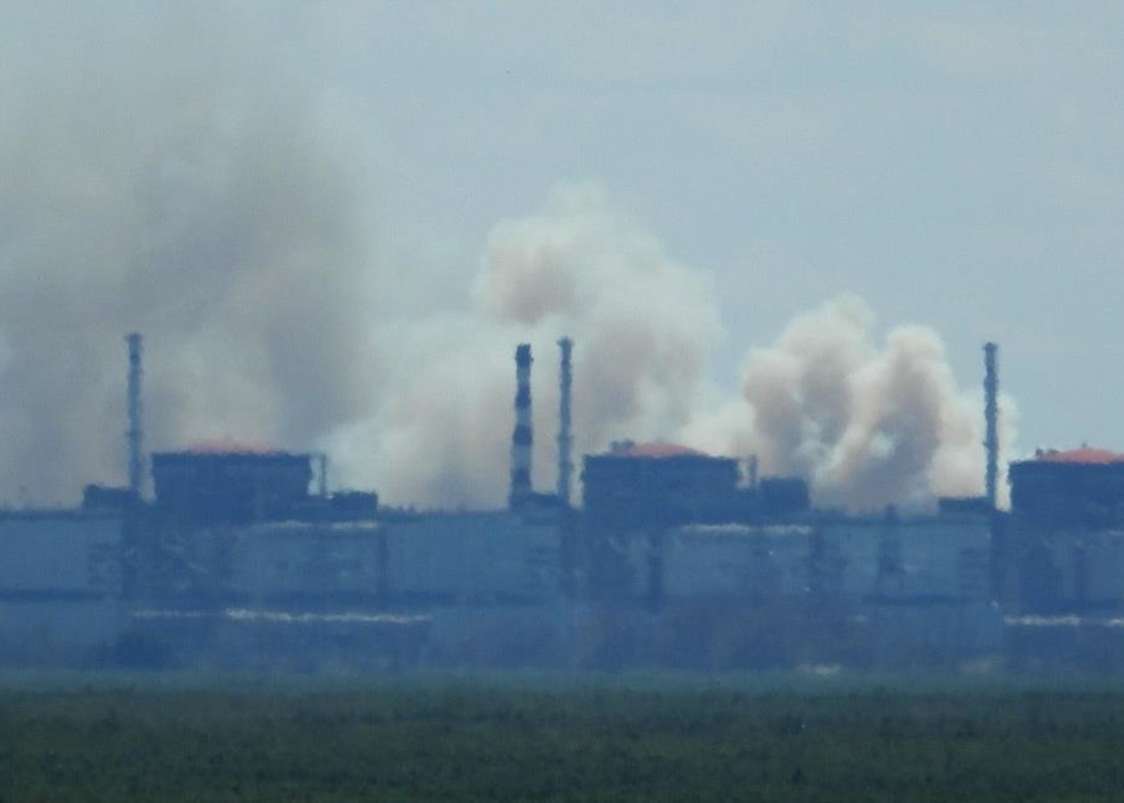 Біля Запорізької АЕС помітили сильне задимлення