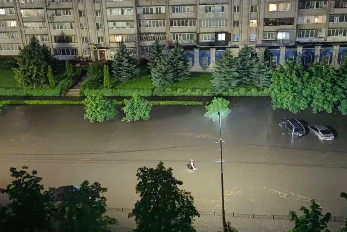 Місто на Хмельниччині пережило 8-годинну зливу (фото, відео)