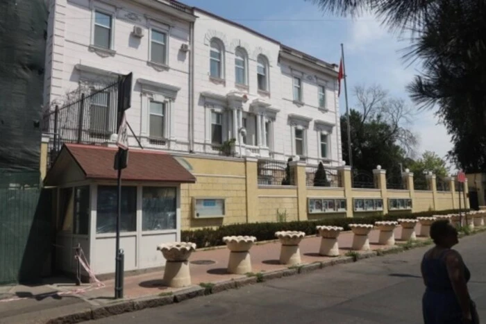В Одесі під час обстрілу постраждало консульство Китаю