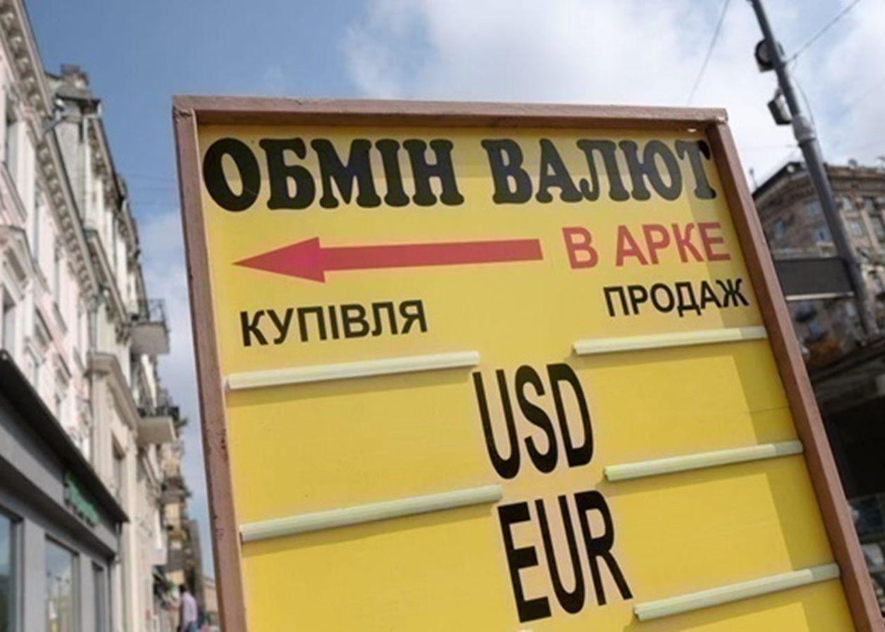 Курс долара знизився в обмінниках, євро - зростає