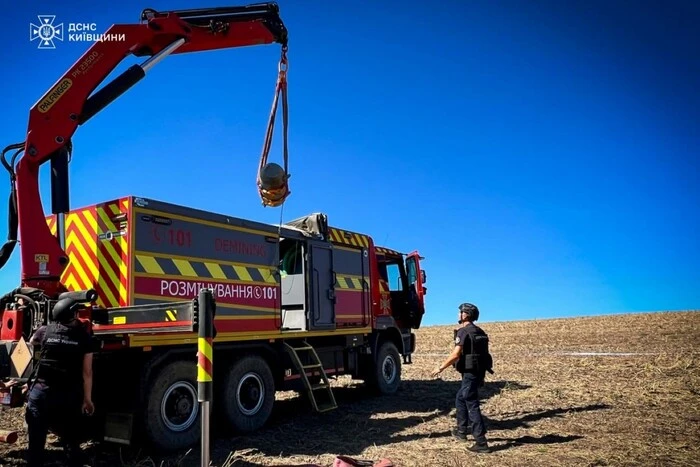 Уламки ракети Х-101 із бойовою частиною виявлено посеред поля на Київщині (фото)