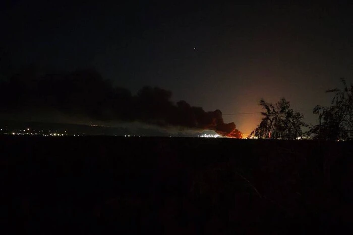 В окупованому Луганську після вибухів спалахнула пожежа на НПЗ (відео)