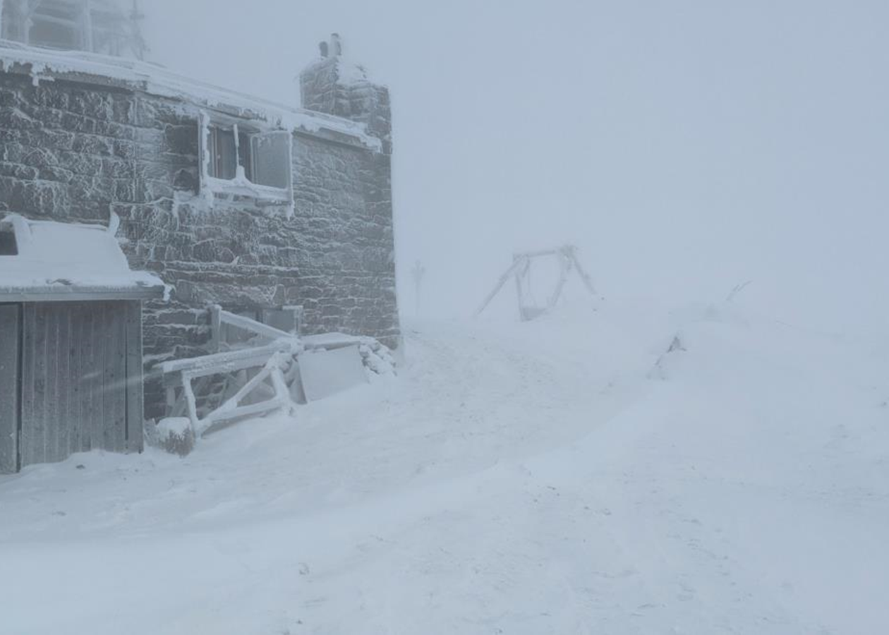 У Карпатах намело пів метра снігу й вдарив мороз