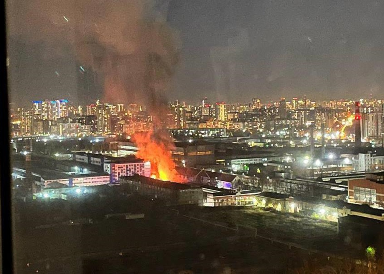 В Єкатеринбурзі спалахнула масштабна пожежа