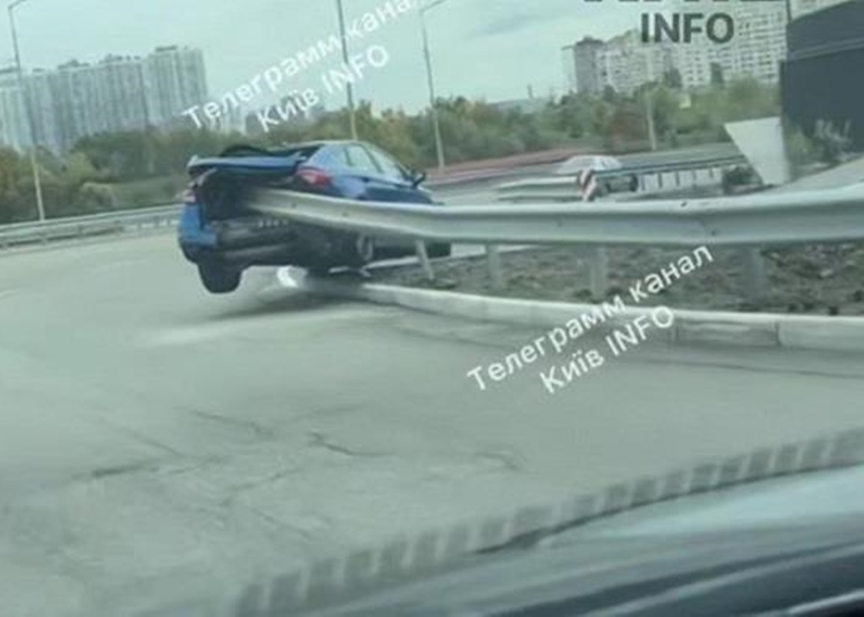 У Києві авто насадилось на відбійник