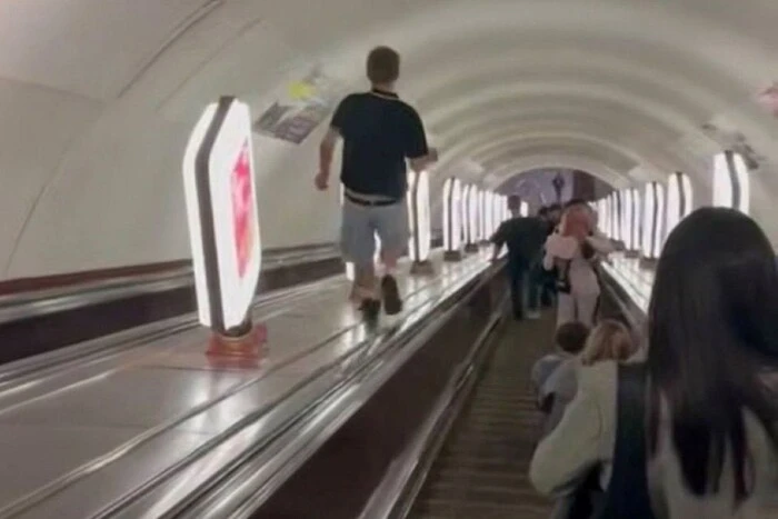 Поліція затримала юнака, який бігав у метро по балюстраді ескалатора