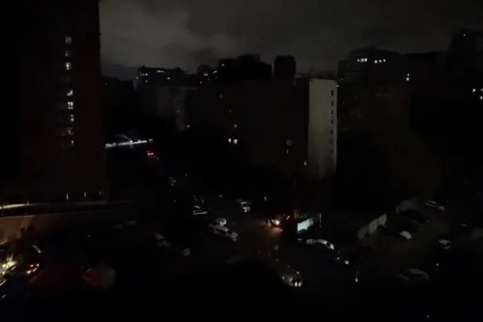 У деяких районах Києва зникло світло: названо причину