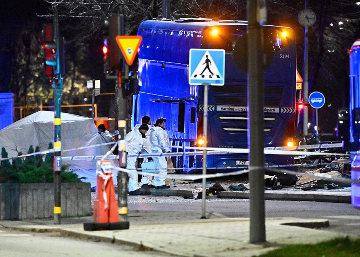 В Стокгольмі двоповерховий автобус врізався в зупинку з людьми: є загиблі