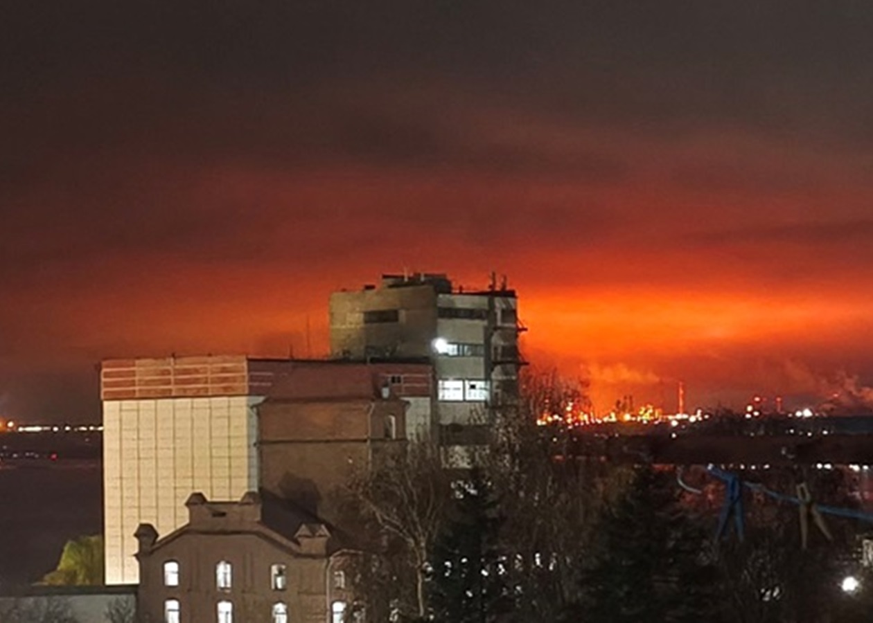 Атака дронів зупинила роботу Саратовського НПЗ - ЗМІ