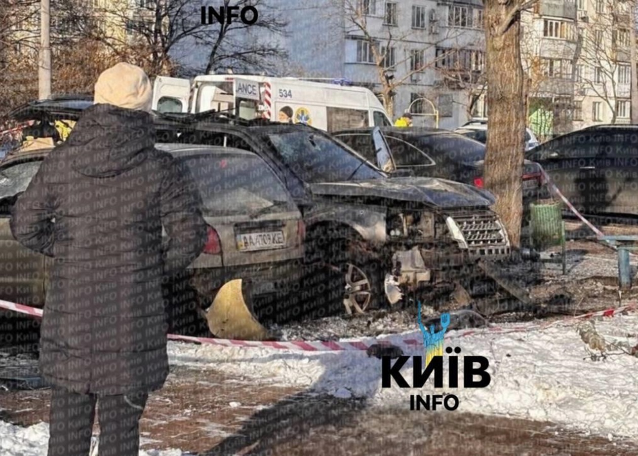 У Києві вибухнув позашляховик, є постраждалі