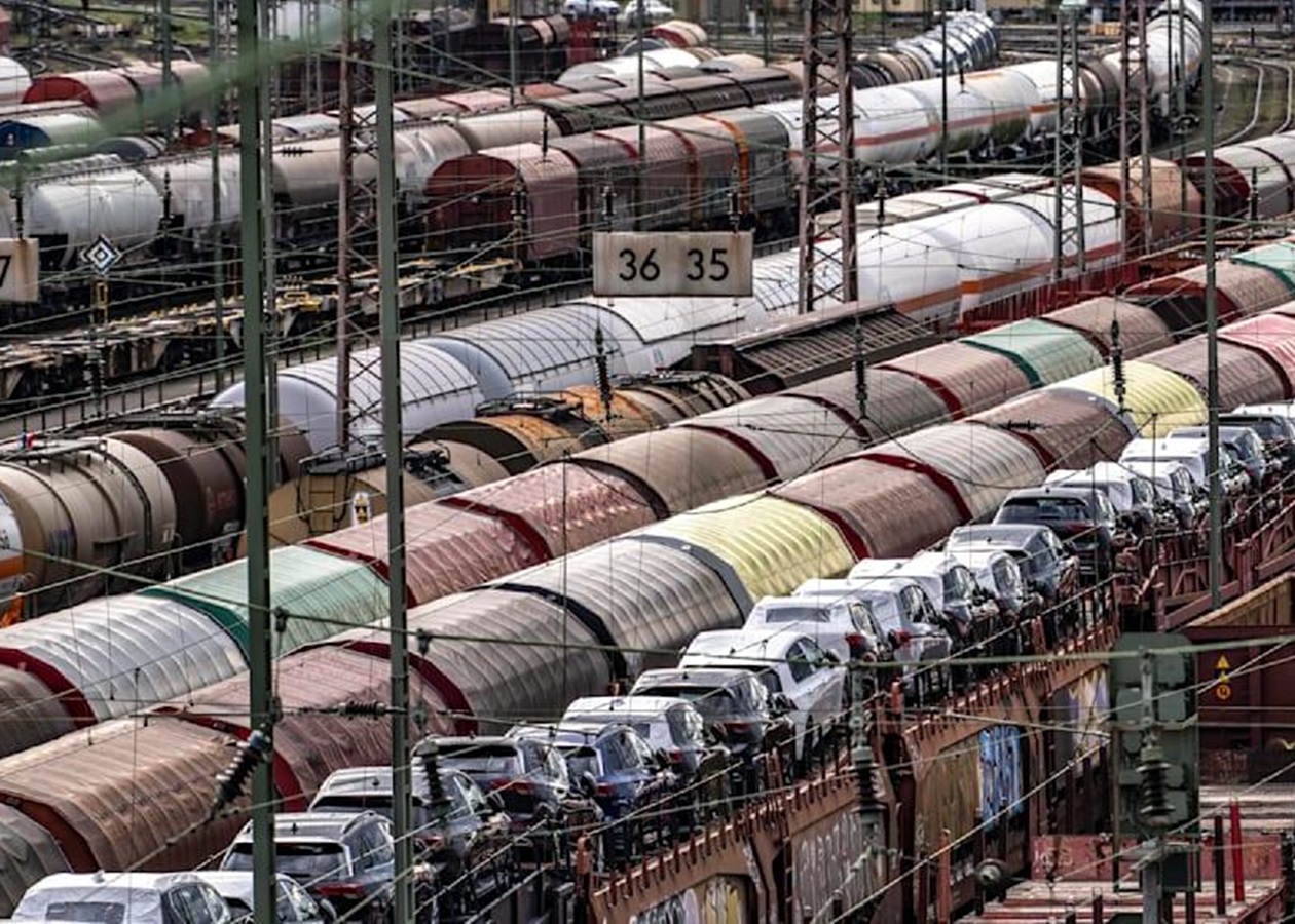 В Німеччині з рейок зійшов локомотив, поліція не виключає саботаж - ЗМІ