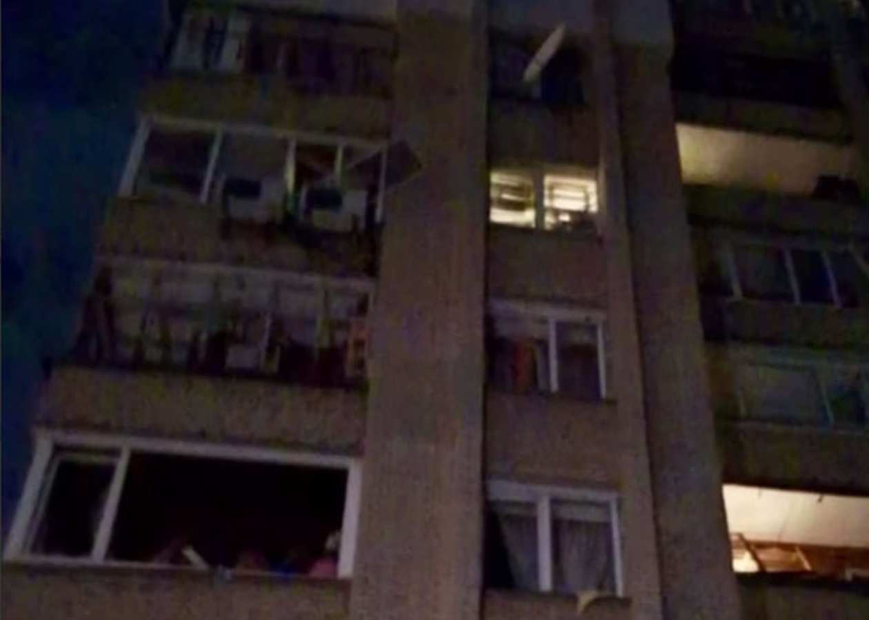 У Сумах дрон Герань ударив у двір багатоповерхівки