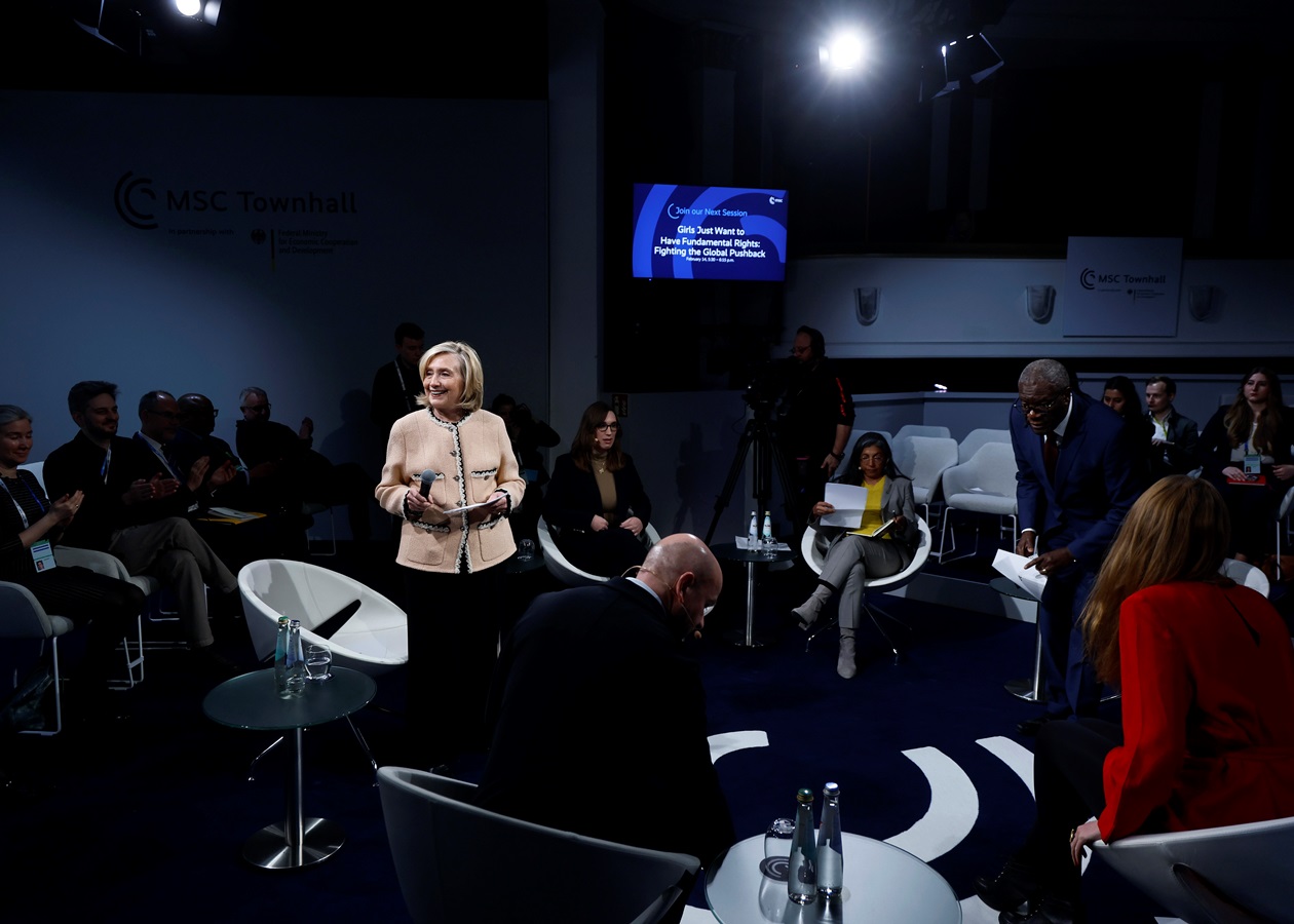 Гілларі Клінтон назвала "ганебною" поведінку Трампа щодо України