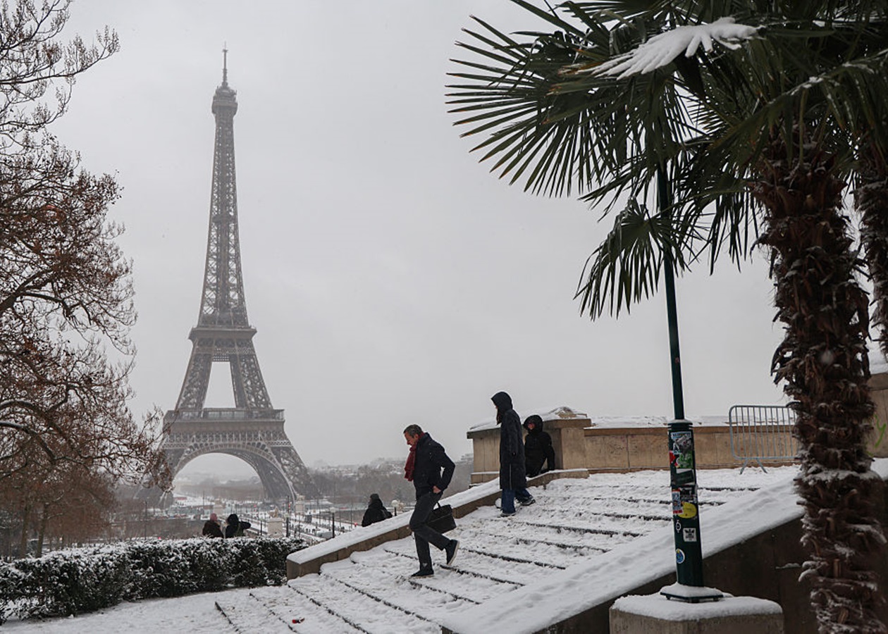 Снігопад у Парижі призвів до скасування рейсів