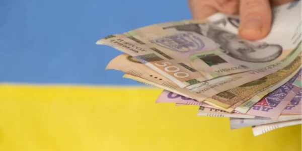 Гроші на картку надійдуть після 20 березня: Ось хто отримає виплати  до 3 тис. грн