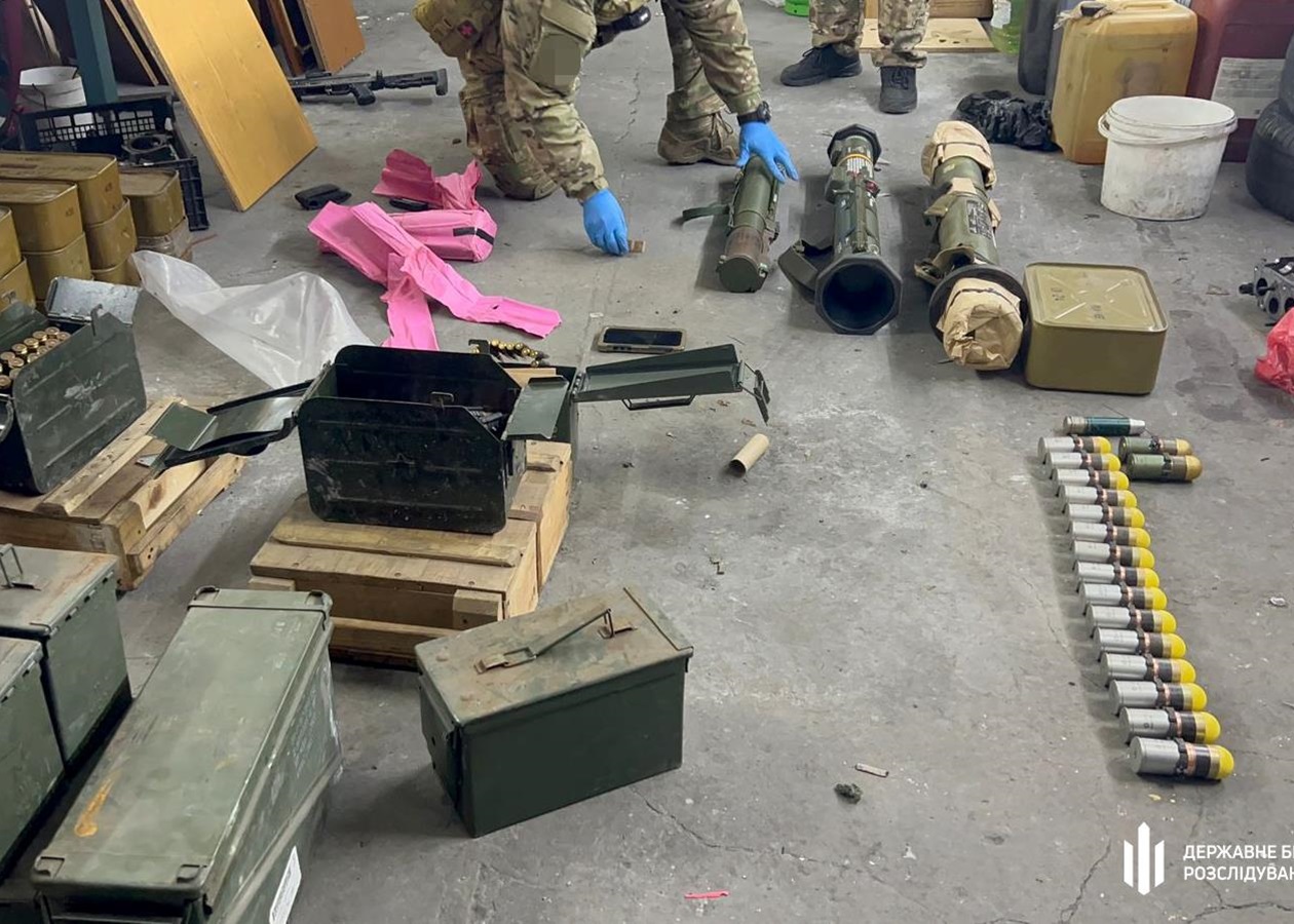 Мільйонний "бізнес": військові продавали зброю, викрадену з фронту