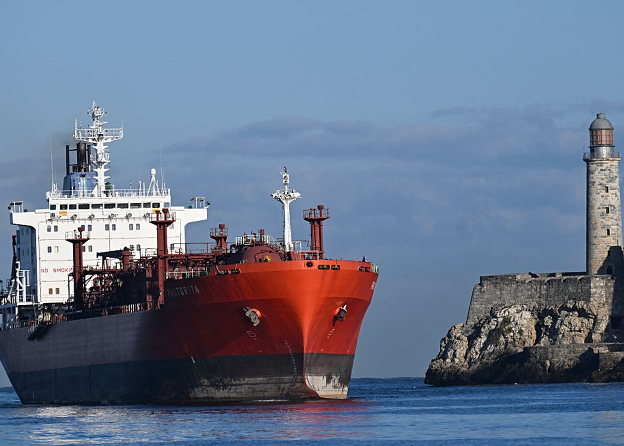 На Кубу доправили 100 тисяч тонн російської нафти