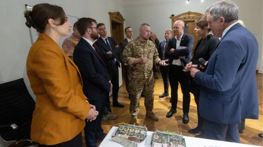 «Циркони» з чипами Заходу: європейським послам показали іноземні деталі у ракетах РФ після масованої атаки по Україні