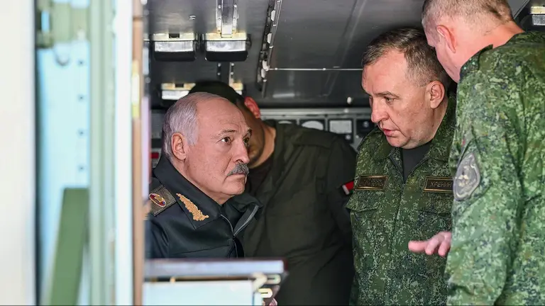 Лукашенко намагається уникнути участі у війні