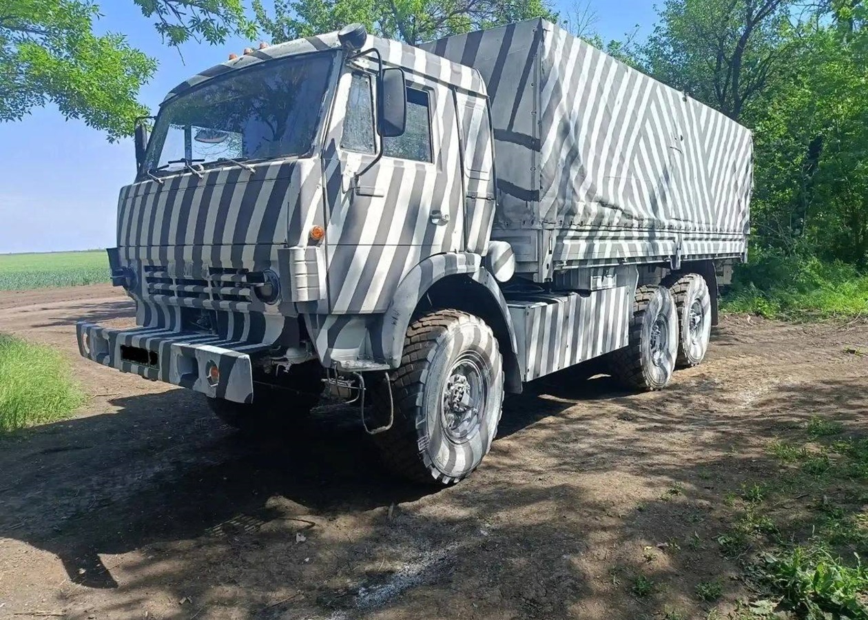 Росіяни почали фарбувати техніку "під зебру"