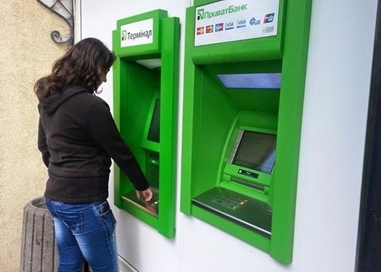 ПриватБанк призупинить карткові операції, роботу банкоматів і терміналів