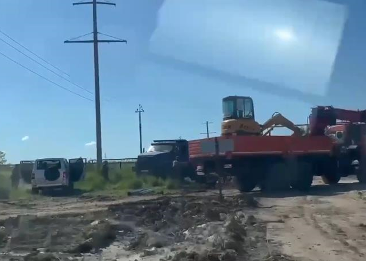 Житель Криму показав, як росіяни маскують військові бензовози