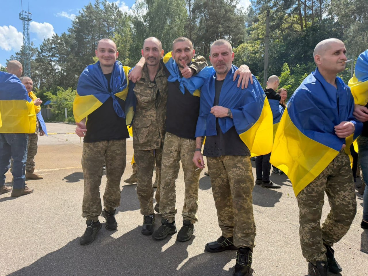 Сльози, обійми і слова «Я вдома»: з російської неволі повернулися 185 захисників України