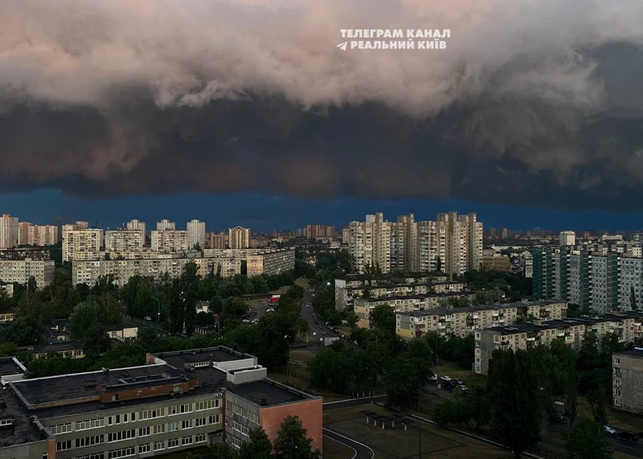 Негода в Києві: падають дерева, перебої зі світлом