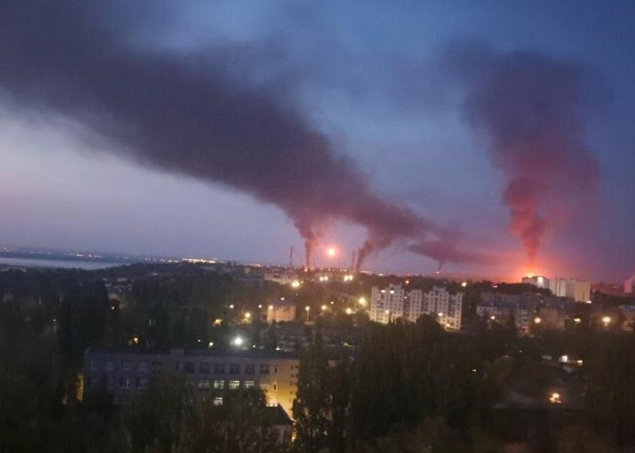 Росію атакували дрони: в Саратові палає НПЗ