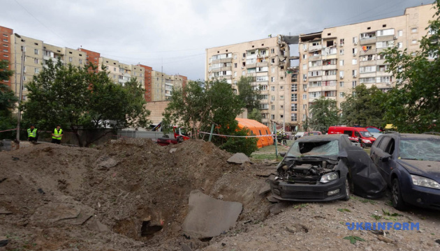 Рятувальники дістали ще два тіла: число жертв удару по Києву зросло до 15