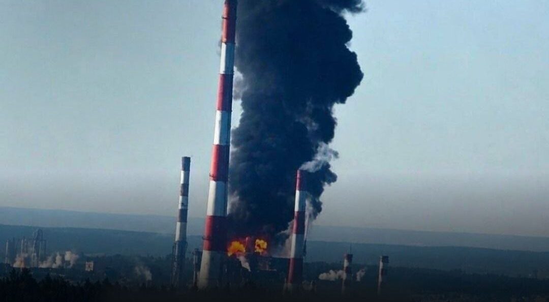 ЗСУ розгромили стратегічні об’єкти РФ: палає один із найбільших НПЗ, під ударом ключовий міст