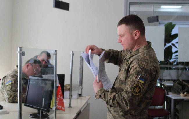 Воєнний стан і мобілізацію в Україні офіційно продовжили: до якої дати діятимуть обмеження