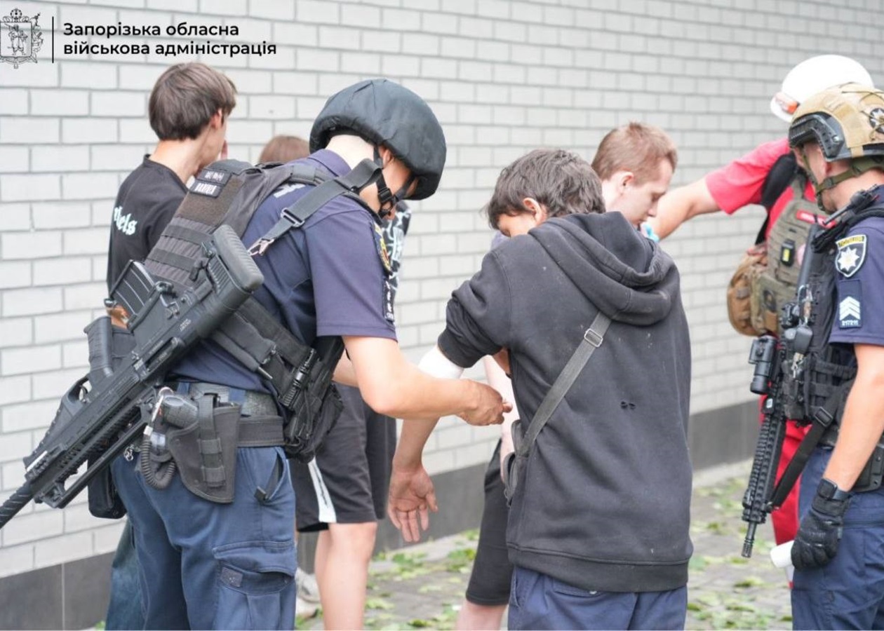 РФ вдарила по багатоповерхівці в Запоріжжі: під завалами люди