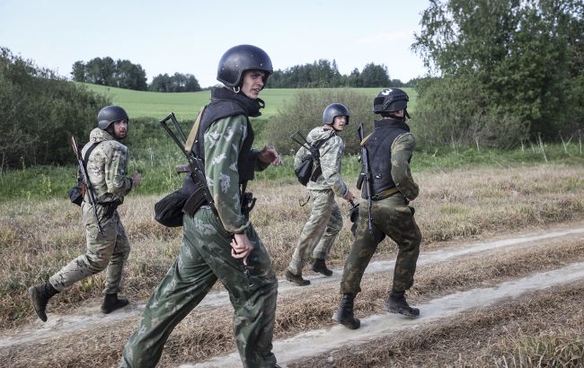 Білорусь посилює війська біля кордону з Україною