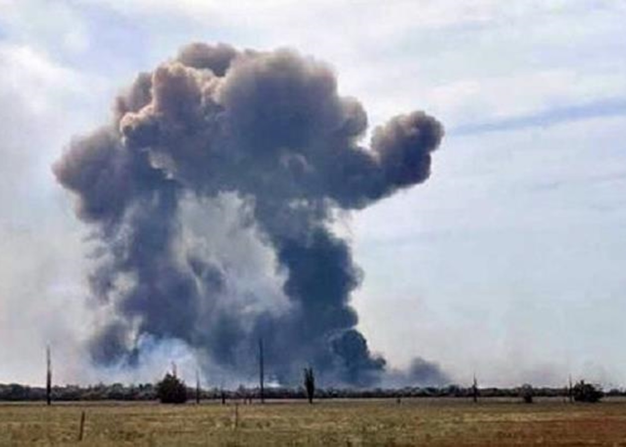 Велика пожежа спалахнула біля аеродрому у Джанкої